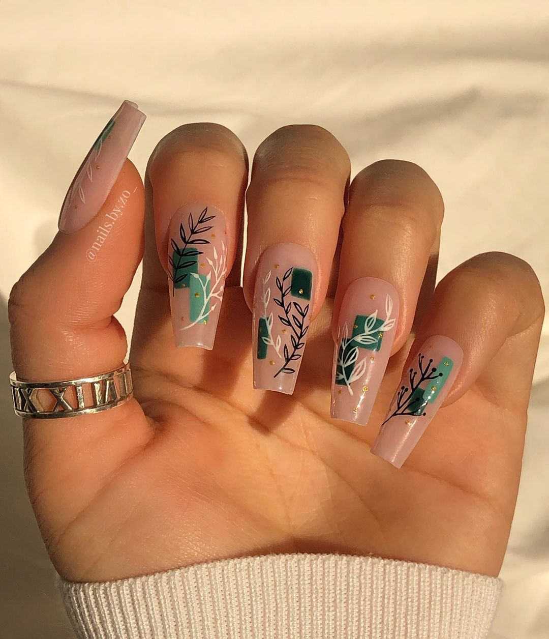 modern and cool green nails