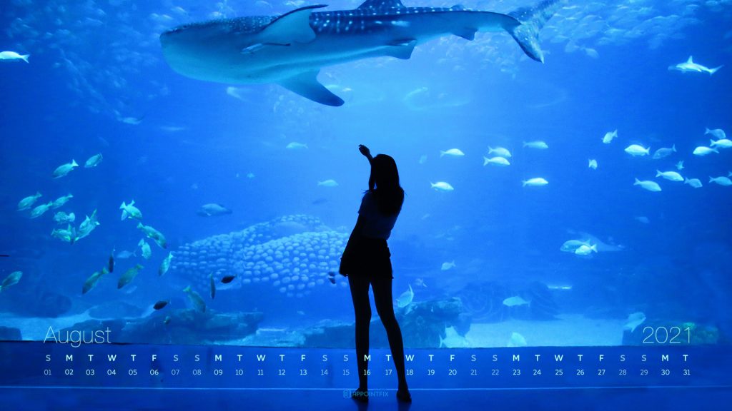 August-2021-calendar-wallpaper-girl-in-the-aquarium-desktop