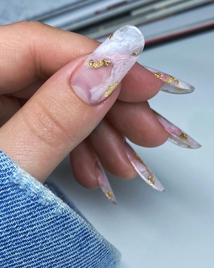 marble-nails-with-gold-foil